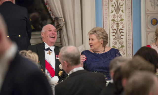 I GODT SELSKAP: Kong Harald og statsminister Erna Solberg under den tradisjonsrike stortingsmiddagen på Slottet tidligere i år.
Foto: Heiko Junge / NTB scanpix I GODT SELSKAP: Kong Harald og statsminister Erna Solberg under den tradisjonsrike stortingsmiddagen på Slottet tidligere i år.
Foto: Heiko Junge / NTB scanpix